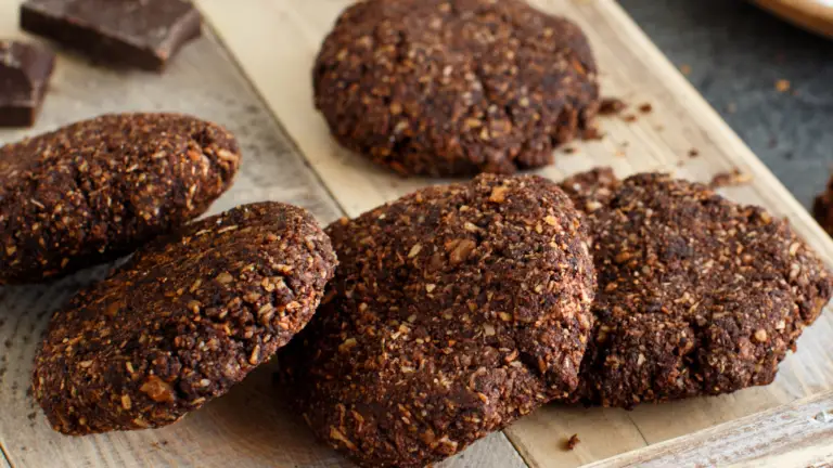 Biscuits Keto au Chocolat et Amande avec Farine de Coco : Délicieux biscuits cétogènes au chocolat et aux amandes, sans sucre ajouté, parfaits pour un régime faible en glucides.